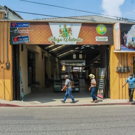 entrada plaza victoria coban